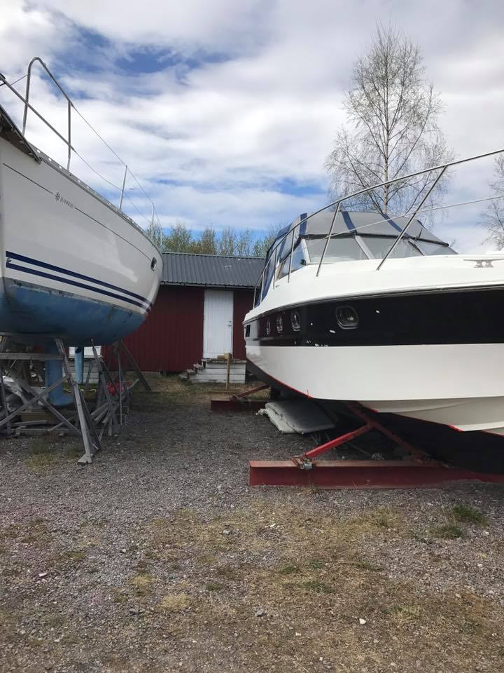 Gräsklipparförråd ute 2