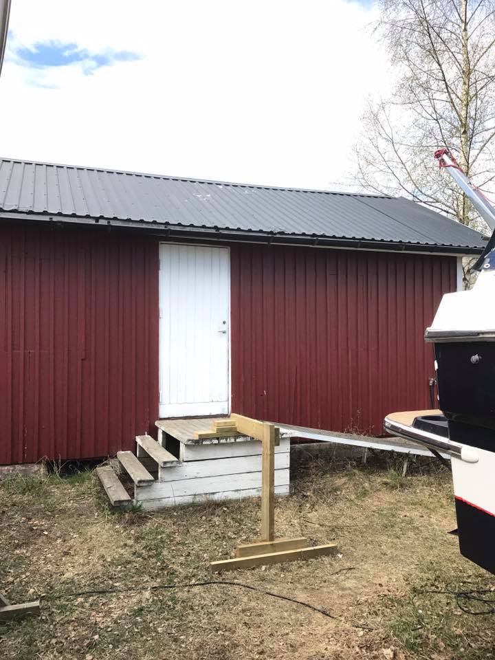 Gräsklipparförråd ute